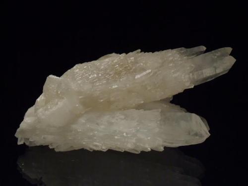 Quartz
Tararu Creek, Thames, New Zealand
11x6cm
A cluster of clear prismatic quartz crystals with a secondary quart overgrowth along the prism faces. This growing paralell to the main crystals.
ex George Judge collection (Author: Greg Lilly)