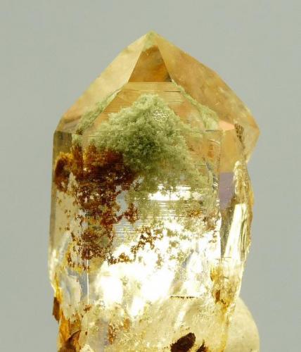 Quartz with unknown inclusions.
Ceres, Western Cape, SA
20 x 10 x 09 mm (Author: Pierre Joubert)