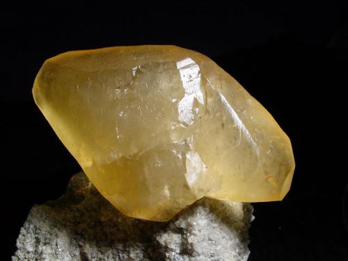 calcita
Mina Lacuerre, Grupo Minero La Florida, Almansa, Cantabria, España
Cristal de 6x4cm sobre esfalerita y dolomita (Autor: Raul Vancouver)