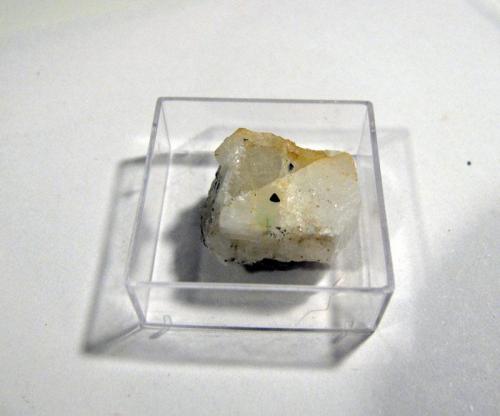 Este es el mineral a fotografiar, pero no es esa mota oscura en forma de triángulo de poco más de 1,2mm que aparece en el centro, sino las bolitas de Connellita azules (Autor: Oscar Fernandez)