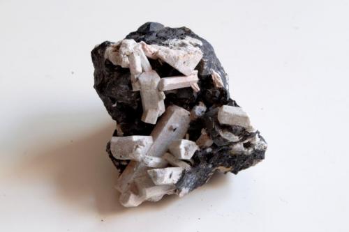 Nefelina.
Jebel Bou-Agrao, Tamazeght complex, High Atlas Mtn, Khénifra Province, Meknès-Tafilalet Region, Marruecos.
Medidas pieza: 5,4 x 4,1 x 3,8 cm. (Autor: Sergio Pequeño)