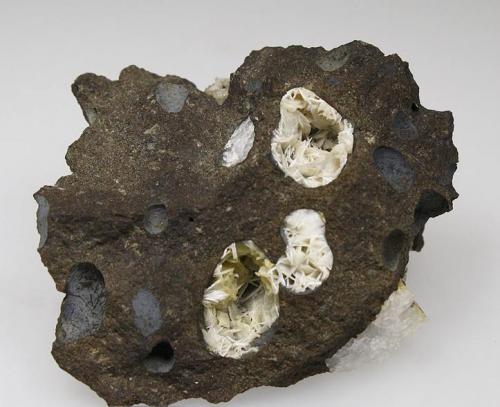 Levyna en basalto
Mount Vernon, Grant co., Oregon, EUA
5 x 4 cm (Autor: Anisio Claudio)