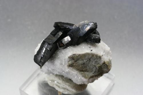 Babingtonite on quartz
Lane Quarry, Hampden County, Massachusetts, USA
4 cm. group (Author: vic rzonca)