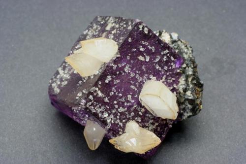 Fluorite, calcite, sphalerite
Denton Mine, Harris creek District of Hardin County, Illinois, USA
7 cm. (Author: vic rzonca)
