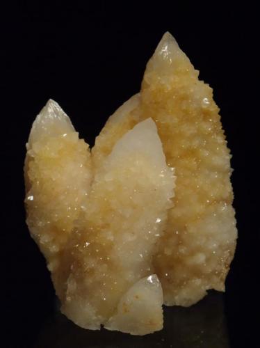 Quartz
309 Rd,Whitianga, New Zealand
7x6cm
A cluster of 3 fat quartz crystals witha secondary quartz overgrowth, no matrix. (Author: Greg Lilly)