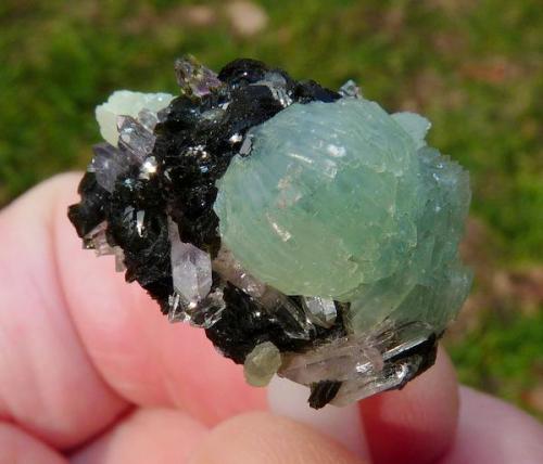 Prehnite, epidote and quartz
Brandberg, Namibia
27 x 20 x 13 mm
Same as above. (Author: Pierre Joubert)