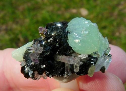 Prehnite, epidote and quartz
Brandberg, Namibia
27 x 20 x 13 mm (Author: Pierre Joubert)