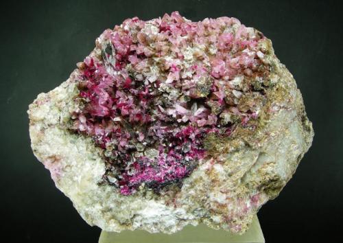 Roselita + Calcita cobaltífera
Aghbar Mine - Bou Azzer - Marruecos
12.5 x 9.5 cm (Autor: Diego Navarro)