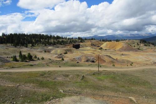 Mines, cobbing shack and dumps of processed ore. (Author: vic rzonca)