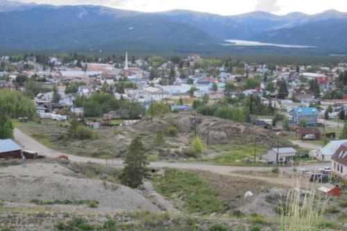 Looking west toward Leadville, just before leaving paved roads. (Author: vic rzonca)