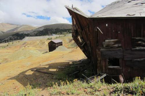 Looking back toward the cobbing shack and a wooden head frame in the distance. We are at about 10,000 feet. (Author: vic rzonca)