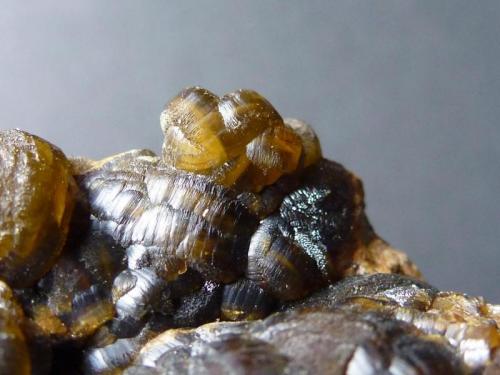 Siderita sobre Cuarzo (variedad calcedonia) y Greenalita<br />San José Cut, Sierra Minera de Cartagena-La Unión, Portmán, La Unión, Comarca Campo de Cartagena, Region of Murcia (Murcia), Spain<br />8 x 5 cm.<br /> (Autor: javier ruiz martin)