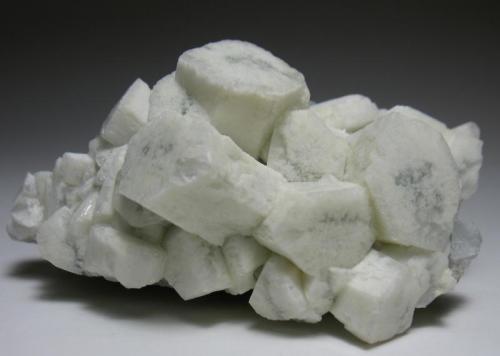 Celestina
Stoneco quarry, Lime City, Wood Co., Ohio, EEUU
8 x 4,5 x 4,5 cm
Un clásico americano. Dos generaciones de celestina: una primera azul transparente y otra posterior blanca. Los cristales, de un hábito curioso, me recuerdan vagamente a las baritas de Riotinto. (Autor: Antonio Alcaide)