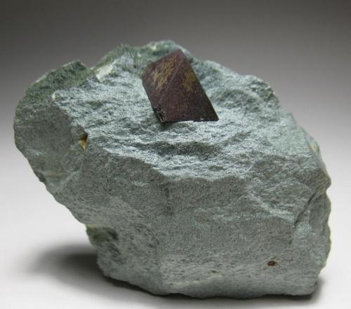 Magnetita
Diamantina, Jequitinhonha Valley, Minas Gerais, Brasil
7 x 5,5 x 3 cm
Octaedro de 1,3 cm sobre matriz procedente de una clásica localidad (Autor: Antonio Alcaide)