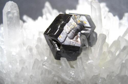 Galena, quartz
Palomo Mine, Castrovirreyna Province, Huancavelica Department, Peru
Galena crystal 2 x 1,5 cm (Author: Tobi)