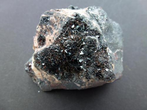 Hematites con pequeños cristales de Cuarzo<br />Mansilla de la Sierra, Comarca Anguiano, La Rioja, España<br />6 x 6 cm.<br /> (Autor: javier ruiz martin)