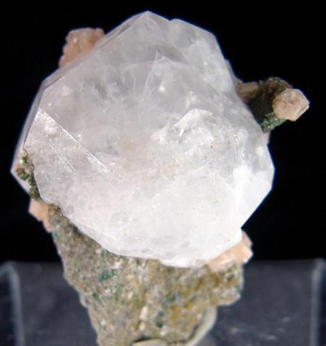 Analcima, Grupo de la gmelinita
Two Islands, Nova Scotia, Canadá
3 x 2,5 x 2 cm
Cristal de 2 cm, trapezoidal sobre matriz con pequeñas pirámides dihexagonales de gmelinita, otra interesante zeolita menos frecuente que la analcima. La gmelinita pertenece al sistema hexagonal y en realidad forma un grupo con varias especies: gmelinita-Na, gmelinita-Ca, etc. (Autor: Antonio Alcaide)