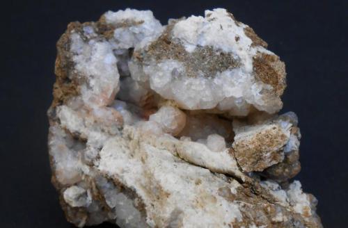 Analcima
Five Islands, Nova Scotia, Canadá
10 x 6,5 x 4,5 cm
Vista trasera de la pieza anterior, también con cristales. (Autor: Antonio Alcaide)