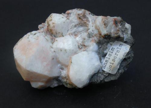 Analcima
Seiser, Val Gardena, Bolzano, Trentino-Alto Adige, Italia
9,5 x 6,5 x 4
Una analcima no transparente ligeramente teñida por hematites. Procede de una llocalidad clásica alpina. El trapezoedro mayor mide 4 cm. (Autor: Antonio Alcaide)