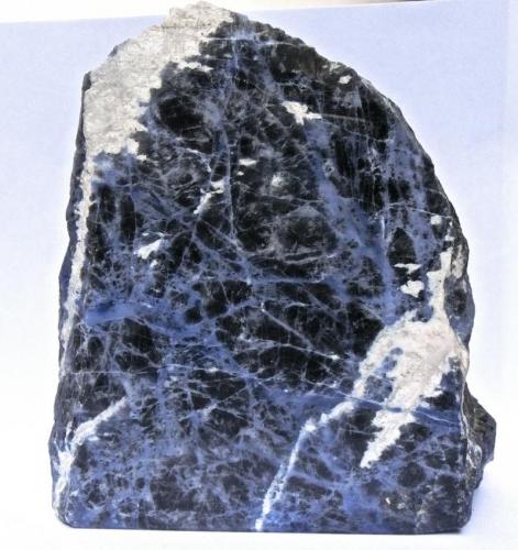 Sodalita
Fazenda Hiassu, Itaju do Colônia, Bahia, Brasil
Pieza 15 x 14 x 6 cm
Cara pulida de la pieza anterior. El mineral blanco es calcita. (Autor: María Jesús M.)