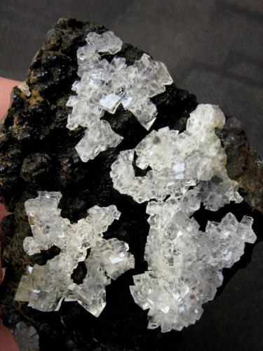 Calcita sobre goethita<br />Saratxo Mine, Minas de los Montes de Triano, Zaramillo (Saratxo), Güeñes, Comarca Las Encartaciones, Vizcaya / Bizkaia, Basque Country (Euskadi), Spain<br />11x8 cm<br /> (Autor: mmarte)