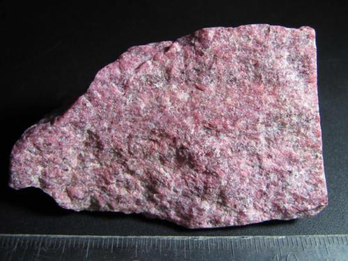 Zoisita (variedad thulita)
Lom, Oppland, Noruega
6’5 x 4 cm.
Vista posterior del mismo ejemplar, con un tono rosa más uniforme e intenso. (Autor: prcantos)