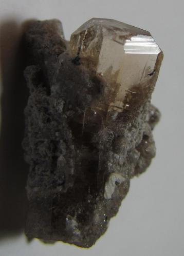 Topacio
Thomas Range, Juab County, Utah, Estados Unidos
1’5 x 1 cm. la pieza entera; cristal de 4 x 3 mm. el romboide de la base x 7 mm. de altura (Autor: prcantos)