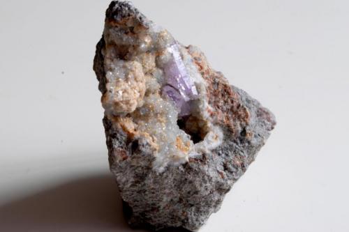 Cuarzo (variedad amatista)
Cantera Capurru, Osilo, Sassari, Cerdeña, Italia.
Medidas pieza: 7,2 x 4,8 x 4,2 cm, Medidas cristal mayor: 1,8 x 0,8 cm. (Autor: Sergio Pequeño)