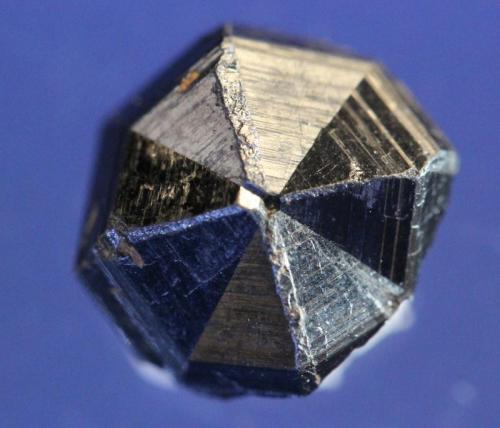 Rutile Eightling Twin
Magnet Cove, Hot Spring County, Arkansas, USA
10 x 9 mm (Author: Don Lum)