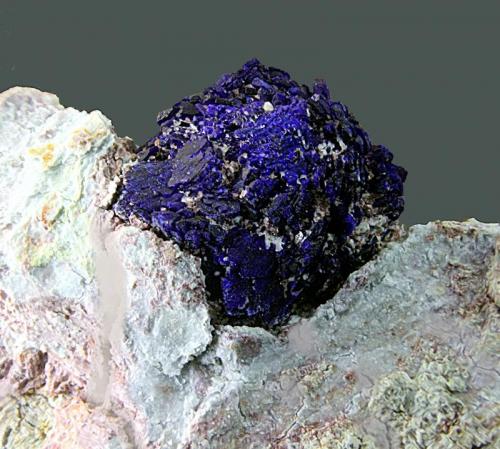 Azurita
Grupo minero "San Telmo", Cortegana, Huelva, Andalucía, España
Grupo de cristales de 1,5 x 1,2 cm. (Autor: Antonio Carmona)