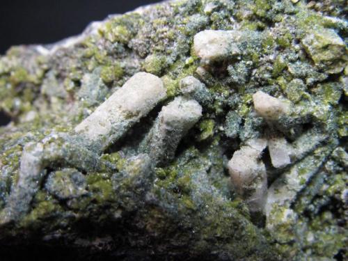Escapolita, epidota y pumpellita
Archidona, Málaga, Andalucía, España
4 cm. ancho de campo
Detalle de la pieza anterior. (Autor: prcantos)