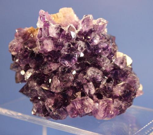 Quartz (var Amethyst)
Artigas, Uruguay
7 x 7 x 6.5 cm
Amethyst cast (Author: Don Lum)