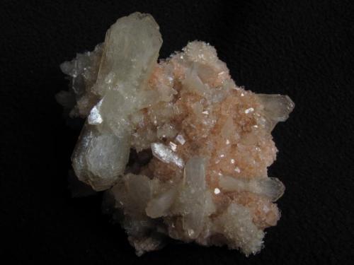 Stilbite + Chabazite
Moonen Bay, Isle of Skye, Scotland, UK
57mm x 50mm x 35mm
Example showing one of the larger stilbite crystals, 34mm in length (Author: Mike Wood)