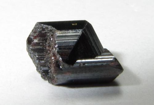 Rutilo
Diamantina, Minas Gerais, Brasil
7 x 5 mm.
En este rutilo, que desprende destellos rojizos, se observa una macla en codo en la que uno de los individuos parece penetrar en el extremo del otro (Autor: prcantos)