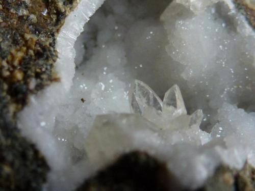 Calcita, Phillipsita<br />Volcán de la Fuente del Arzollar, Valverde, Ciudad Real, Comarca Campo de Calatrava, Castilla-La Mancha, España<br />1,2 x 1 cm.<br /> (Autor: javier ruiz martin)