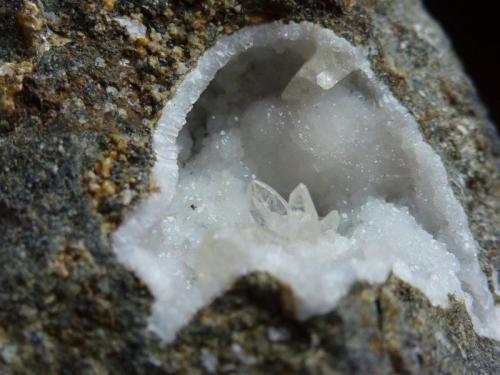 Calcita, Phillipsita<br />Volcán de la Fuente del Arzollar, Valverde, Ciudad Real, Comarca Campo de Calatrava, Castilla-La Mancha, España<br />1,2 x 1 cm.<br /> (Autor: javier ruiz martin)