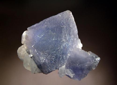 Fluorite
Xianghualing Mine, Linwu Co., Chenzhou Pref., Hunan Prov., China
6.6 x 7.3 cm
Two blue-green octahedral fluorite crystals with flattened rhombs of colorless calcite. (Author: crosstimber)
