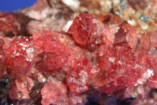 Rhodochrosite, Manganite
Hotazel Mine, Kalahari Manganese Fields, South Africa
10.5 x 6 cm (Author: Don Lum)