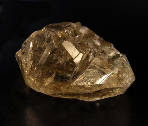 Cerusita
Tsumeb, Otjikoto Region, Namibia
Cristal de 6x4cm
Cristal transparente de cerusita, maclado como es habitual en los ejemplares de esta mina, y precioso desarrollo de facetas. (Autor: Raul Vancouver)