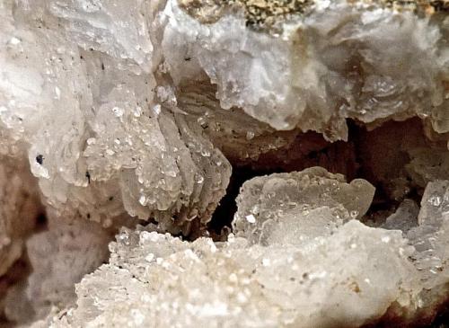 Calcita
Costa de Agaete, Gran Canaria. Islas Canarias. España.
Ancho de imagen 1,5 cm.
Los cristalitos brillantes son cuarzo. (Autor: María Jesús M.)