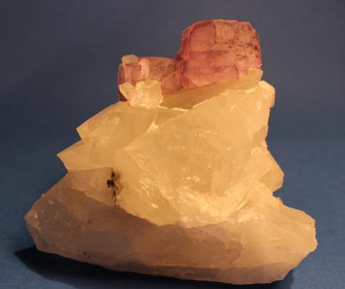 Fluorite, Quartz
Yaogangxian Mine, Hunan, China
10 x 9 cm (Author: Don Lum)