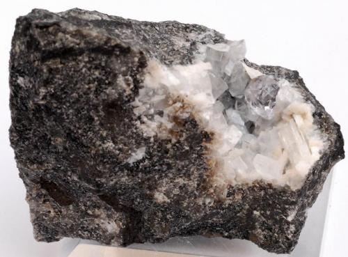 Fluorita, Dolomita y Calcita -
Mina San Luis - Miribilla - Bilbao - Bizkaia - Euskadi - España -
5,9 x 4,9 x 4,3 cm (Autor: Martí Rafel)