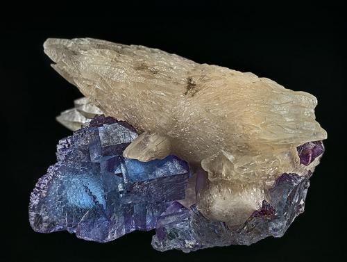Calcite, Fluorite
Hardin Co., Illinois, USA
6.7 x 4.1 x 4.0 cm (Author: am mizunaka)