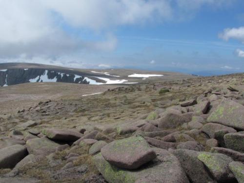 I contented myself with wandering around this high plateau. It was desolate and beautiful, but no real signs of pegmatites. Quite often there are lots of white quartz pieces lying about, but it’s the ’wrong kind of quartz’, weathered out from hydrothermal veins, (not smoky quartz from pegmatites), and rarely contains euhedral crystals. (Author: Mike Wood)