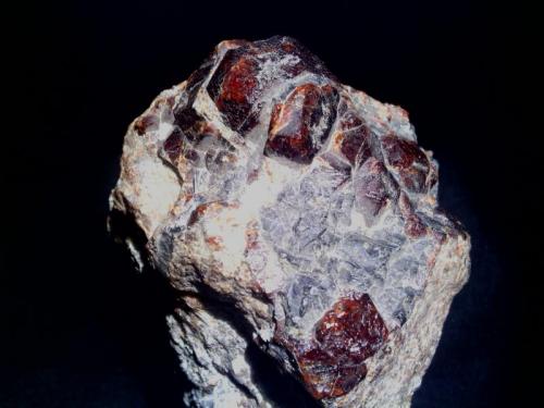 Grossularia  (Grupo Granate)
Broken Hill, Yancowinna Co., New South Wales, Australia
10 x 8 x 5 cm (Autor: DavidSG)