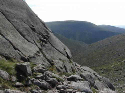 Typical thin ’pegmatite’ vein in the granite of Ben a’ Bhuird. (Author: Mike Wood)