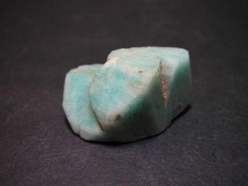Microclina (variedad amazonita)
Pikes Peak, Colorado, Estados Unidos
2’5 x 3’5 cm. (x 17 mm. de altura)
Agregado de cristales de buen color azulado.  Según la etiqueta, "from Mineral Zona - 8/2010, ex. Carl Richardson coll.). (Autor: prcantos)