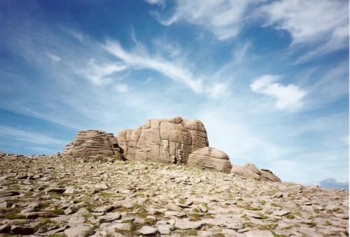 The summit ’tor’ of Beinn Mheadhoin (’Ben Vane’). These ’tors’ are known as ’barns’ locally. From a scanned photo taken in June 1994. (Author: Mike Wood)