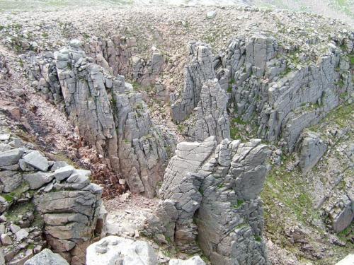 View across the wide gully between Carn Etchachan and Shelter Stone Crag. A rather unstable place. (Author: Mike Wood)