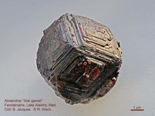 Almandine "Star Garnet"
Fanotaniana, Lake Alaotra, Madagascar.
65 mm wide (Author: Roger Warin)